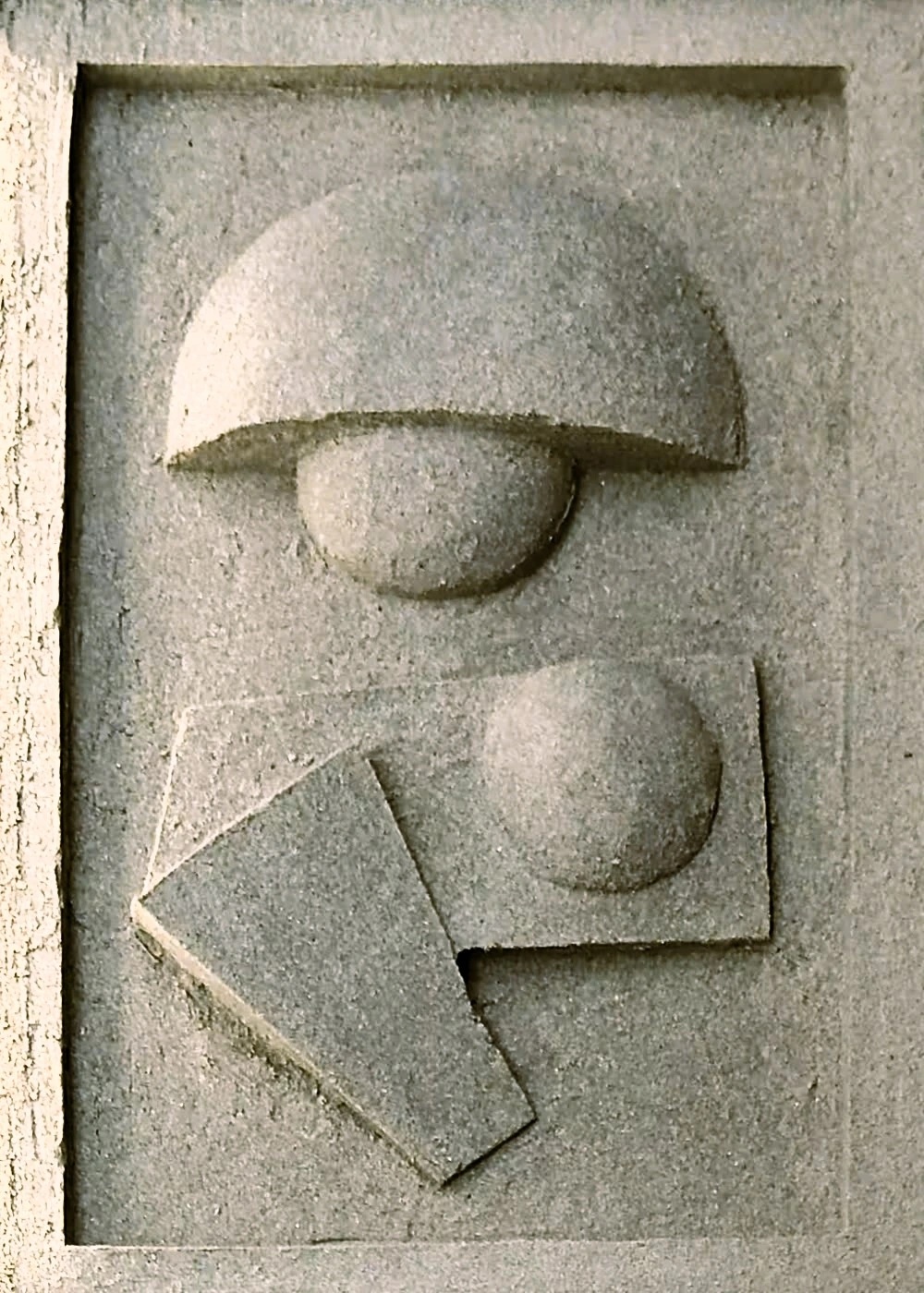 Bas-relief de sable sur caisson en bois noir : cinq formes géométriques, trois en relief et deux en creux, couvrant toute la surface